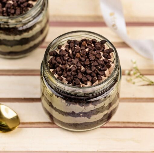 Set of 6 sweet cream cake jars filled with chocolate chips, perfect for dessert lovers and ideal for gifting.