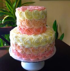 Designer cake with rosy decorations and elegant floral details, ideal for adding a touch of sophistication to special occasions.